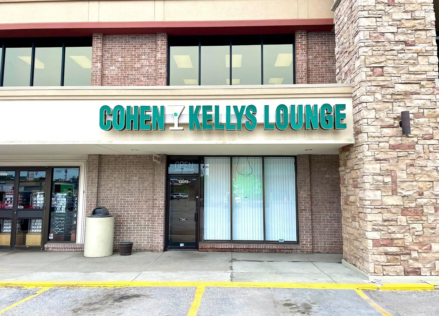 Cocktail Bar & Pub in Omaha, NE | Cohen & Kelly's Lounge